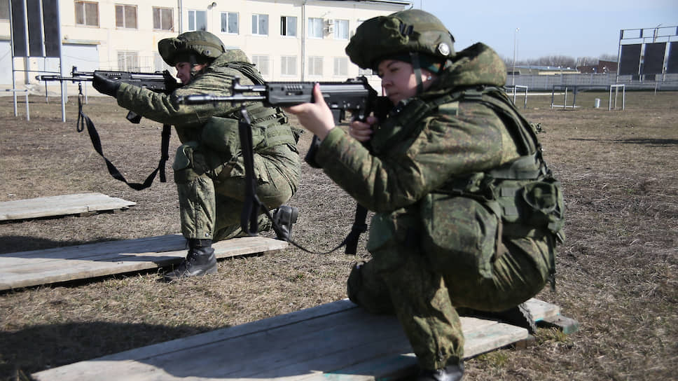 Военнослужащие-женщины соединения специального назначения Южного военного округа во время занятий по специальной и тактической подготовке в преддверии Международного женского дня в поселке Рассвет.