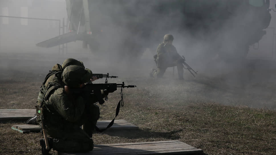 Военнослужащие-женщины соединения специального назначения Южного военного округа во время занятий по специальной и тактической подготовке в преддверии Международного женского дня в поселке Рассвет.