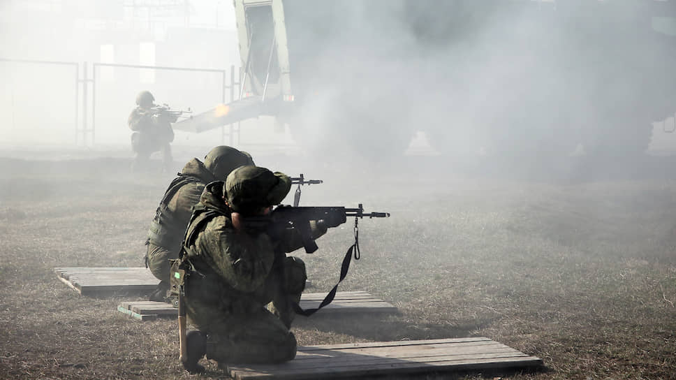 Военнослужащие-женщины соединения специального назначения Южного военного округа во время занятий по специальной и тактической подготовке в преддверии Международного женского дня в поселке Рассвет.