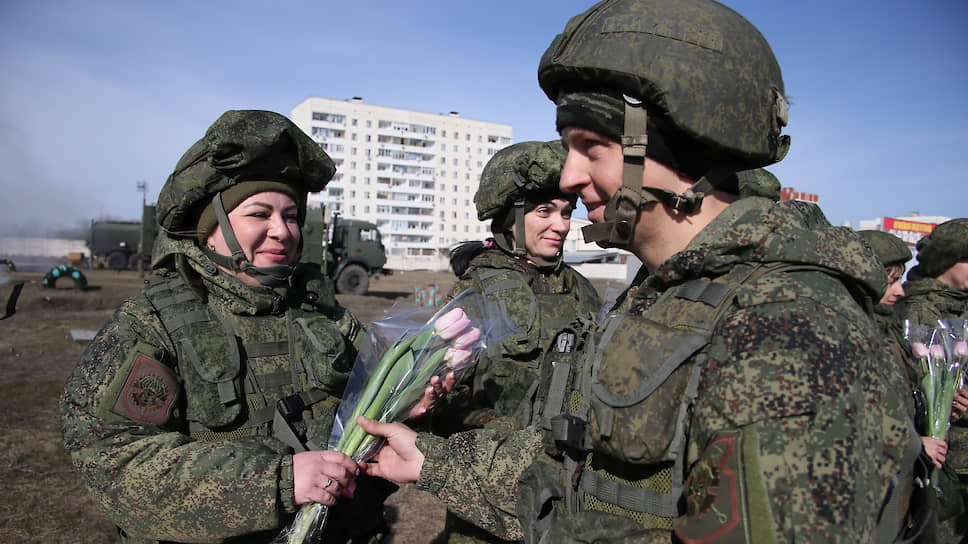 Военнослужащие-женщины соединения специального назначения Южного военного округа во время занятий по специальной и тактической подготовке в преддверии Международного женского дня в поселке Рассвет.