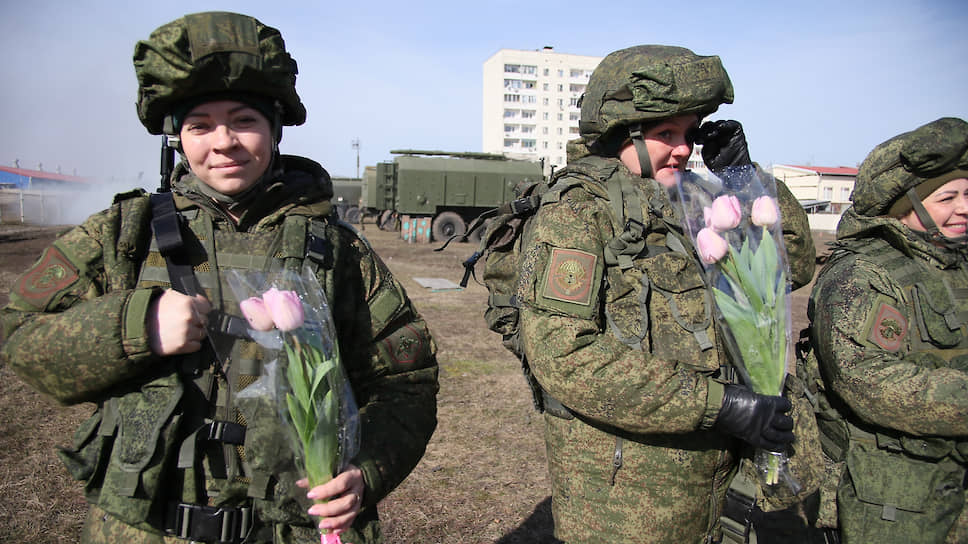 Военнослужащие-женщины соединения специального назначения Южного военного округа во время занятий по специальной и тактической подготовке в преддверии Международного женского дня в поселке Рассвет.