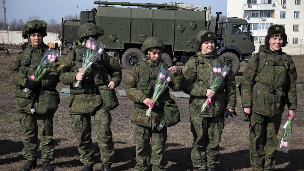 Военнослужащие-женщины соединения специального назначения Южного военного округа во время занятий по специальной и тактической подготовке в преддверии Международного женского дня в поселке Рассвет.