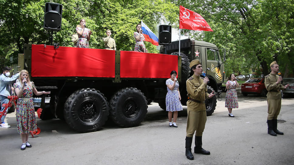 Поздравление ветерана Великой Отечественной войны Елены Наумовны Горбачевой с 75-ой годовщиной победы в Великой Отечественной войне и с 95-летием со дня рождения. Артисты концертного ансамбля &quot;Успех&quot; окружного дома офицеров ЮВО во время выступления с творческой программой.