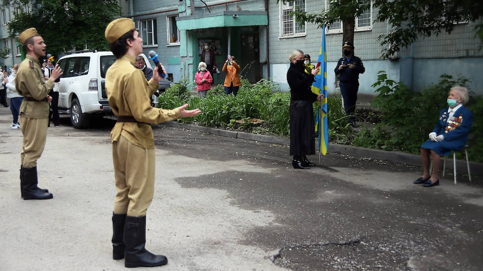 Поздравление ветерана Великой Отечественной войны Елены Наумовны Горбачевой с 75-ой годовщиной победы в Великой Отечественной войне и с 95-летием со дня рождения. Артисты концертного ансамбля &quot;Успех&quot; окружного дома офицеров ЮВО во время выступления с творческой программой.