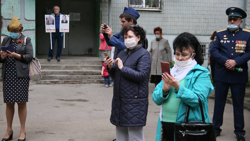 Поздравление ветерана Великой Отечественной войны Елены Наумовны Горбачевой с 75-ой годовщиной победы в Великой Отечественной войне и с 95-летием со дня рождения. Артисты концертного ансамбля &quot;Успех&quot; окружного дома офицеров ЮВО выступили с творческой программой перед ветераном. Зрители в медицинских масках снимают на мобильные телефоны выступление ансамбля.