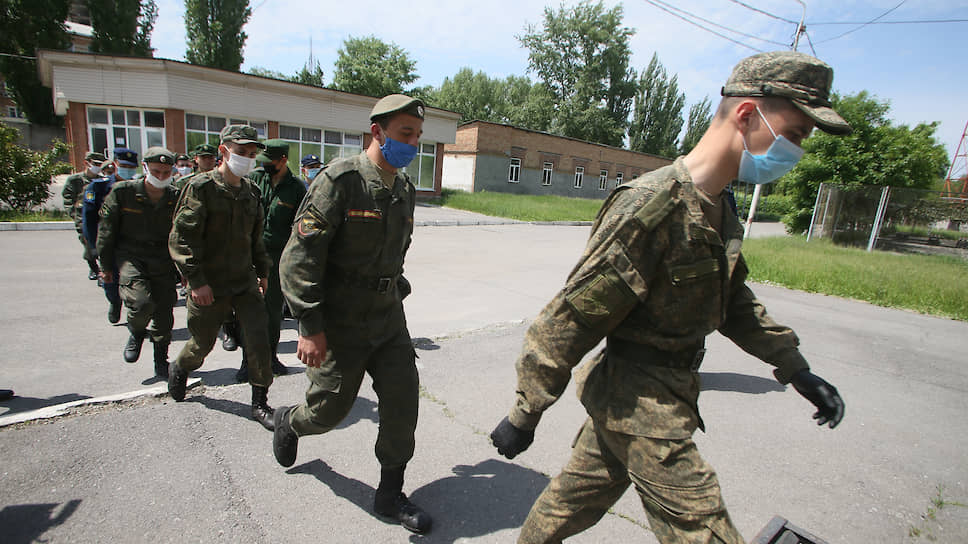 Призывники в медицинских масках на призывном пункте