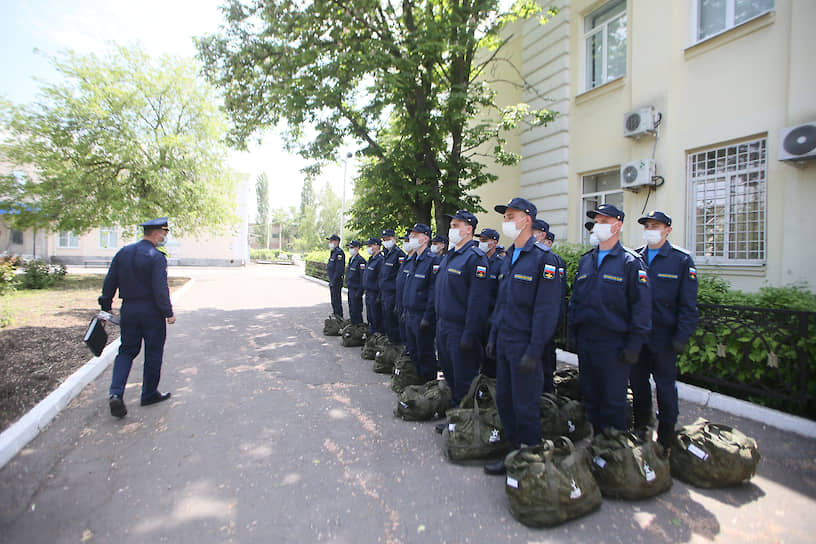 Призывники в медицинских масках на призывном пункте