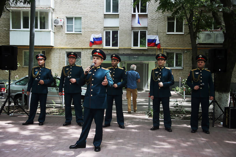 Празднование Дня России в Ростове-на-Дону. Ансамбль песни и пляски Южного военного округа (ЮВО) провел концерт во дворах жилых домов, для жителей Ворошиловского района