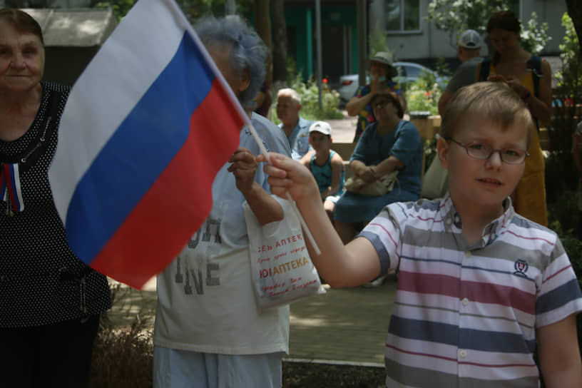 Празднование Дня России в Ростове-на-Дону. Ансамбль песни и пляски Южного военного округа (ЮВО) провел концерт во дворах жилых домов, для жителей Ворошиловского района