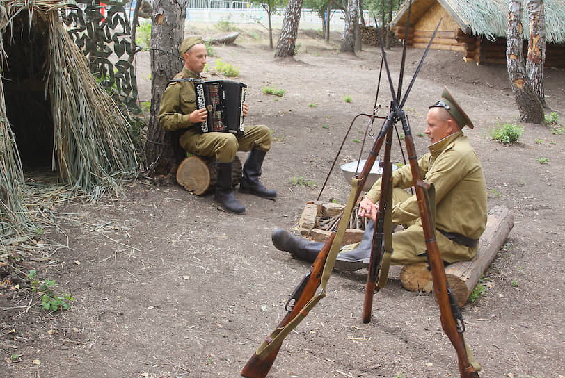 Генеральная репетиция динамического показа боевых возможностей вооружения военной и специальной техники (ВВСТ) на Международном военно-техническом форуме (МВТФ) &quot;Армия-2020&quot; Южного военного округа (ЮВО) в военно-историческом комплексе &quot;Самбекские высоты&quot;. Военнослужащие во время исторической реконструкции сражений времен Великой Отечественной войны