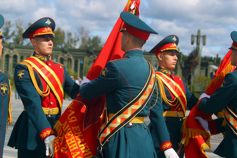 Празднование Дня государственного флага России. Церемония передачи 15 исторических боевых знамен от военнослужащих караула Московского гарнизона военнослужащим Южного военного округа прошла на Соборной площади Главного храма Вооруженных сил России в парке &quot;Патриот&quot;. Знамена станут экспонатами музеев Южного и Северо-Кавказского федеральных округов.