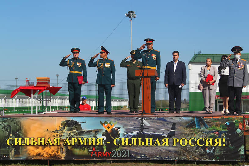 Празднование Дня танкиста. Военнослужащие 150-й мотострелковой дивизии Южного военного округа (ЮВО) во время празднования