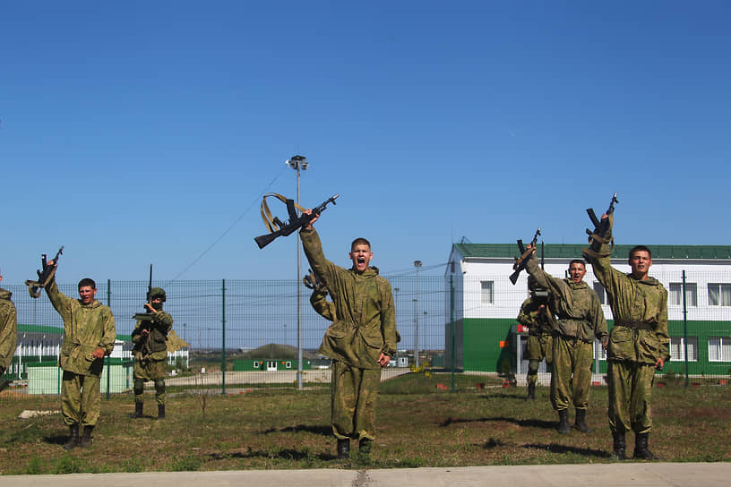 Празднование Дня танкиста. Военнослужащие 150-й мотострелковой дивизии Южного военного округа (ЮВО) во время празднования