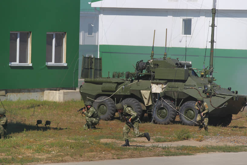 Празднование Дня танкиста. Военнослужащие 150-й мотострелковой дивизии Южного военного округа (ЮВО) во время празднования