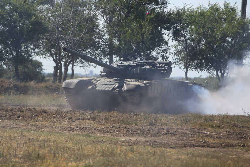 Празднование Дня танкиста. Военнослужащие 150-й мотострелковой дивизии Южного военного округа (ЮВО) во время празднования