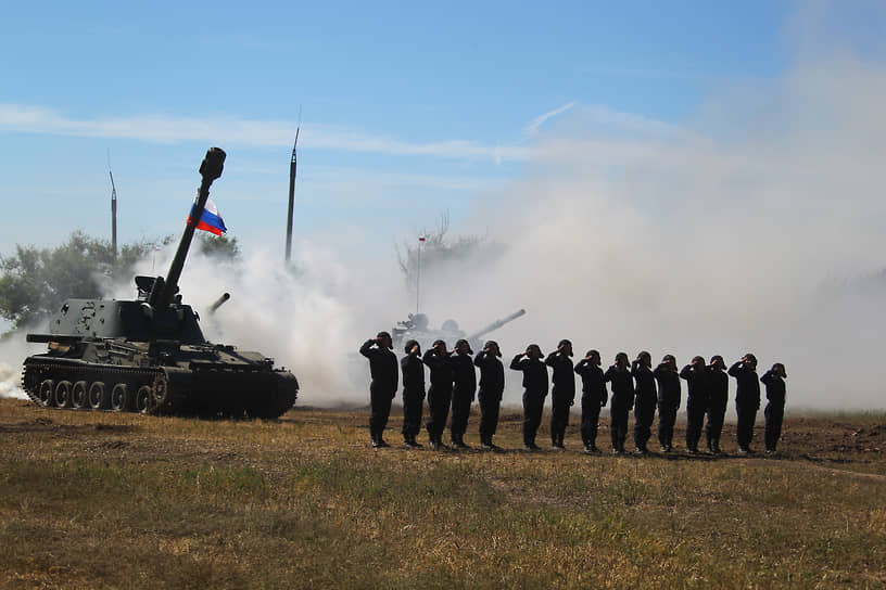 Празднование Дня танкиста. Военнослужащие 150-й мотострелковой дивизии Южного военного округа (ЮВО) во время празднования