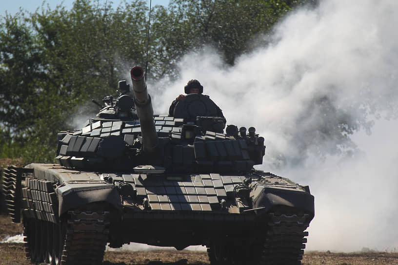 Празднование Дня танкиста. Военнослужащие 150-й мотострелковой дивизии Южного военного округа (ЮВО) во время празднования