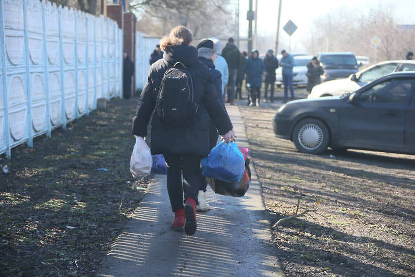 Ситуация в Ростовской области в период обострения ситуации в самопровозглашенных Донецкой Народной Республике (ДНР) и Луганской Народной республике (ЛНР). Прибытие эвакуированных граждан ДНР в Ростовскую область. Эвакуированные граждане Донецкой народной республики (ДНР) во время прибытия в лагерь беженцев, организованный на базе Детского оздоровительного центра &quot;Котлостроитель&quot; на хуторе Красный Десант в Неклиновском районе (граничит на западе с Украиной).