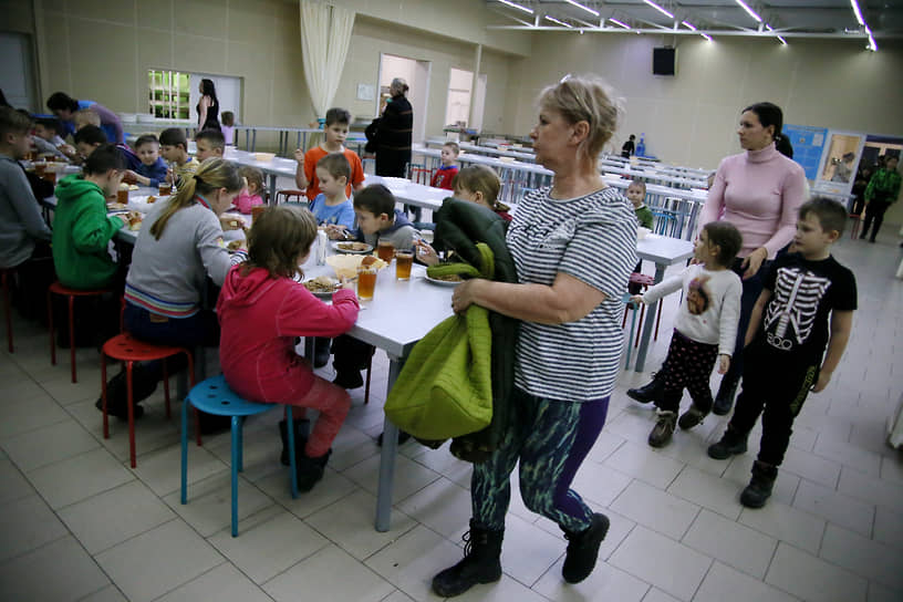 Ситуация в Ростовской области в период обострения ситуации в самопровозглашенных Донецкой Народной Республике (ДНР) и Луганской Народной республике (ЛНР). Прибытие эвакуированных граждан ДНР в Ростовскую область. Эвакуированные воспитанники детских домов и интернатов Донецкой народной республики (ДНР) в лагере беженцев, организованном на базе Cпортивно-оздоровительный комплекс &quot;Ромашка&quot;.