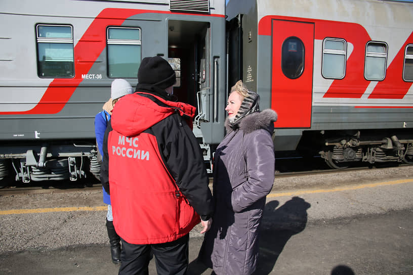 Ситуация в Ростовской области в период обострения ситуации в самопровозглашенных Донецкой Народной Республике (ДНР) и Луганской Народной республике (ЛНР). Прибытие эвакуированных граждан ДНР в Ростовскую область. Эвакуированные граждане Донецкой Народной Республики (ДНР) на перроне железнодорожного вокзала станции &quot;Таганрог-1&quot; отправляются в Белгород.