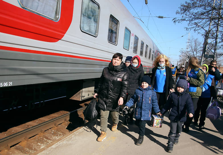 Ситуация в Ростовской области в период обострения ситуации в самопровозглашенных Донецкой Народной Республике (ДНР) и Луганской Народной республике (ЛНР). Прибытие эвакуированных граждан ДНР в Ростовскую область. Эвакуированные граждане Донецкой Народной Республики (ДНР) на перроне железнодорожного вокзала станции &quot;Таганрог-1&quot; отправляются в Белгород.