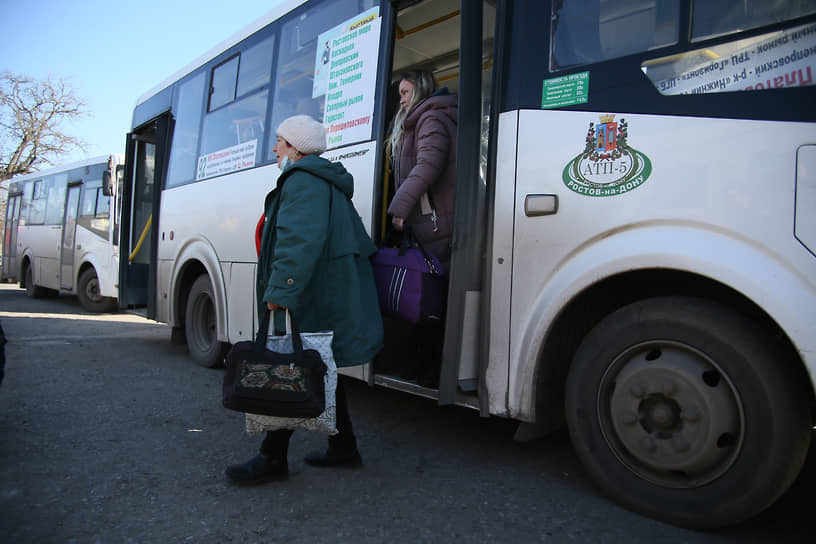 Ситуация в Ростовской области в период обострения ситуации в самопровозглашенных Донецкой Народной Республике (ДНР) и Луганской Народной республике (ЛНР). Прибытие эвакуированных граждан ДНР в Ростовскую область. Эвакуированные граждане Донецкой Народной Республики (ДНР) на перроне железнодорожного вокзала станции &quot;Таганрог-1&quot; отправляются в Белгород.