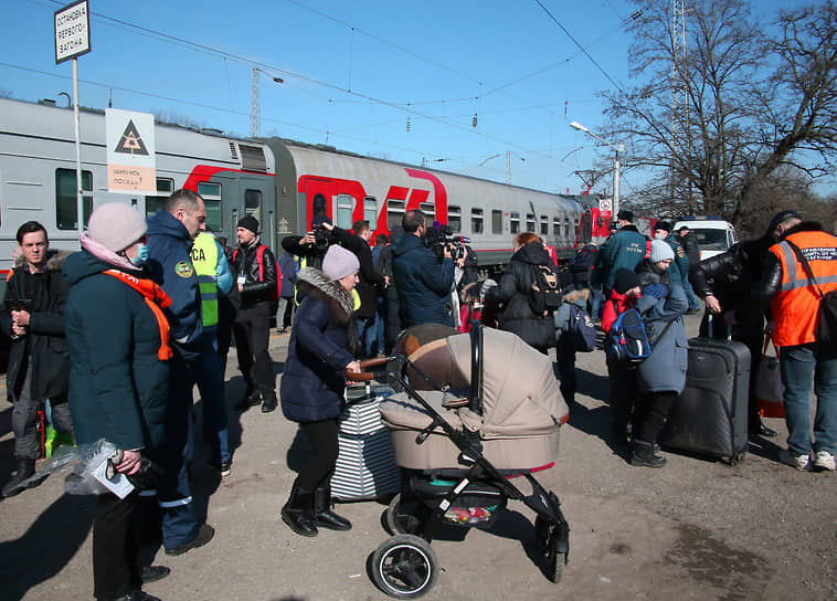 Ситуация в Ростовской области в период обострения ситуации в самопровозглашенных Донецкой Народной Республике (ДНР) и Луганской Народной республике (ЛНР). Прибытие эвакуированных граждан ДНР в Ростовскую область. Эвакуированные граждане Донецкой Народной Республики (ДНР) на перроне железнодорожного вокзала станции &quot;Таганрог-1&quot; отправляются в Белгород.