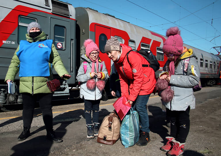 Ситуация в Ростовской области в период обострения ситуации в самопровозглашенных Донецкой Народной Республике (ДНР) и Луганской Народной республике (ЛНР). Прибытие эвакуированных граждан ДНР в Ростовскую область. Эвакуированные граждане Донецкой Народной Республики (ДНР) на перроне железнодорожного вокзала станции &quot;Таганрог-1&quot; отправляются в Белгород.