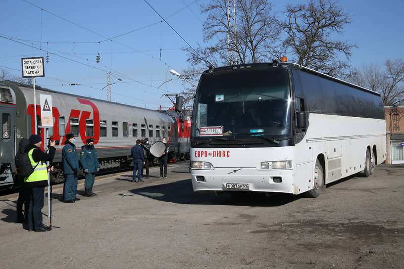 Ситуация в Ростовской области в период обострения ситуации в самопровозглашенных Донецкой Народной Республике (ДНР) и Луганской Народной республике (ЛНР). Прибытие эвакуированных граждан ДНР в Ростовскую область. Эвакуированные граждане Донецкой Народной Республики (ДНР) на перроне железнодорожного вокзала станции &quot;Таганрог-1&quot; отправляются в Белгород.