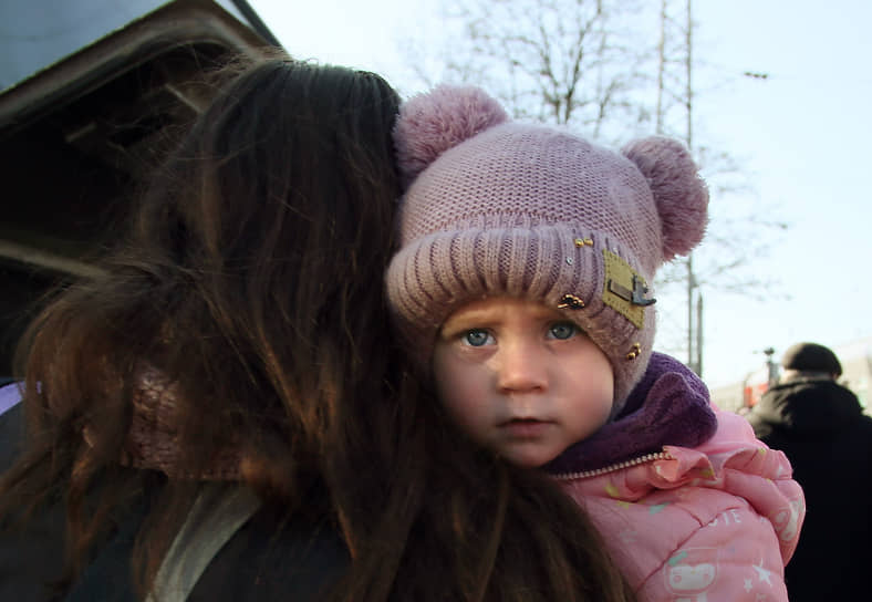 Ситуация в Ростовской области в период обострения ситуации в самопровозглашенных Донецкой Народной Республике (ДНР) и Луганской Народной республике (ЛНР). Прибытие эвакуированных граждан ДНР в Ростовскую область. Эвакуированные граждане Донецкой Народной Республики (ДНР) на перроне железнодорожного вокзала станции &quot;Таганрог-1&quot; отправляются в Белгород.