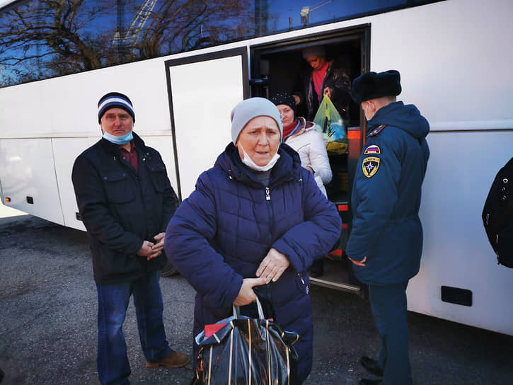 Ситуация в Ростовской области в период обострения ситуации в самопровозглашенных Донецкой Народной Республике (ДНР) и Луганской Народной республике (ЛНР). Прибытие эвакуированных граждан ДНР в Ростовскую область. Эвакуированные граждане Донецкой Народной Республики (ДНР) на перроне железнодорожного вокзала станции &quot;Таганрог-1&quot; отправляются в Белгород.