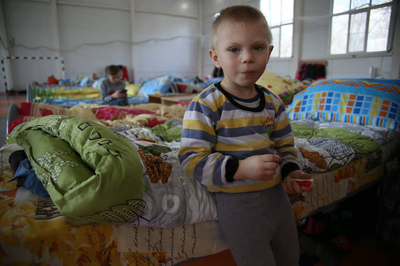 Ситуация в Ростовской области в период обострения ситуации в Донецкой Народной Республике (ДНР) и Луганской Народной республике (ЛНР). Эвакуированные жители Донбасса в пункте временного размещения на базе спорткомплекса хутора Ленина.