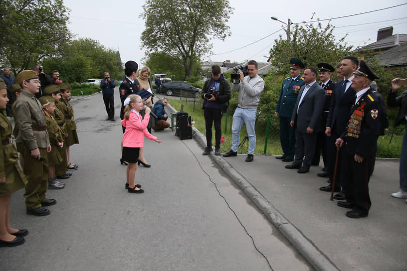 Акция &quot;Парад идет к ветерану&quot; в честь 77-й годовщины Великой Победы, организованная Управлением Росгвардии по Ростовской области