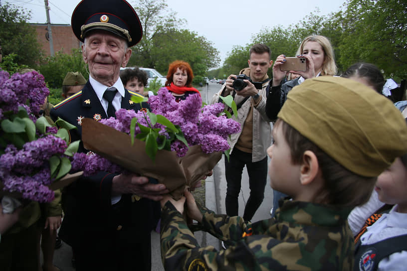 Акция &quot;Парад идет к ветерану&quot; в честь 77-й годовщины Великой Победы, организованная Управлением Росгвардии по Ростовской области