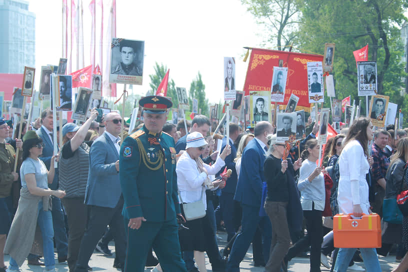 Празднование 77-ой годовщины Победы в Великой Отечественной войне. Участники акции памяти &quot;Бессмертный полк&quot; во время шествия