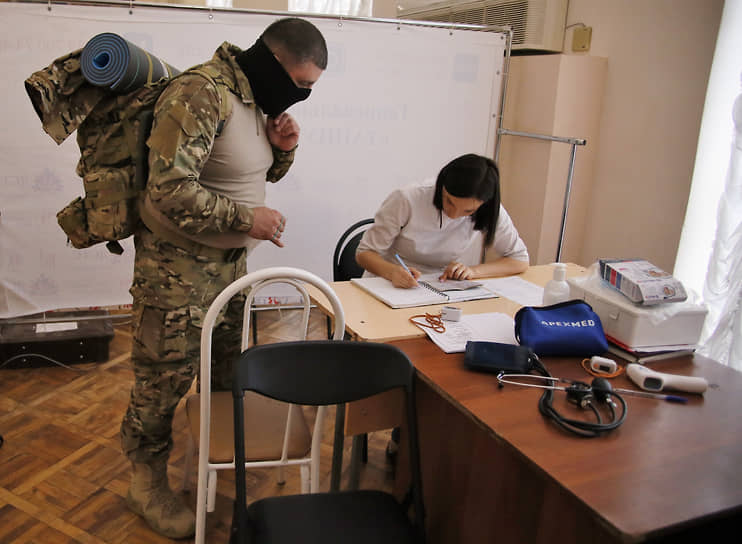 Проведение частичной военной мобилизации, объявленной президентом России Владимиром Путиным 21 сентября 2022 года. Жанровая фотография. Мобилизованные граждане и добровольцы, в предварительном пункте сбора, в городском культурно-досуговом центре во время осмотра у врача.