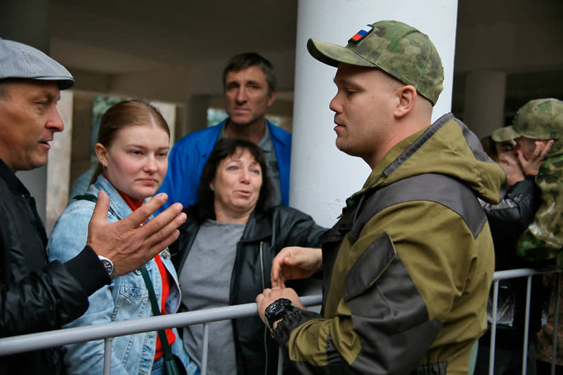 Проведение частичной военной мобилизации, объявленной президентом России Владимиром Путиным 21 сентября 2022 года. Жанровая фотография. Мобилизованные граждане и добровольцы, в предварительном пункте сбора, в городском культурно-досуговом центре, перед отправкой к местам службы. Провожающие во время прощания с мобилизованными.