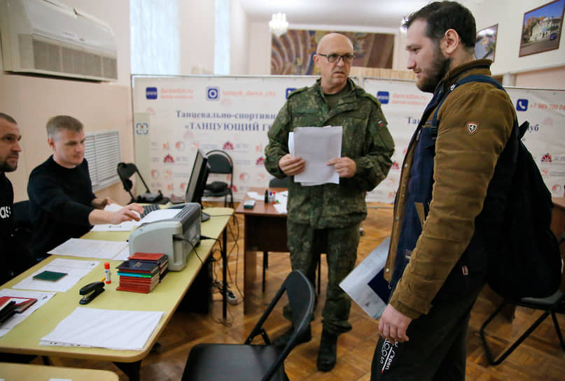 Проведение частичной военной мобилизации, объявленной президентом России Владимиром Путиным 21 сентября 2022 года. Жанровая фотография. Мобилизованные граждане и добровольцы, в предварительном пункте сбора, в городском культурно-досуговом центре, перед отправкой к местам службы.