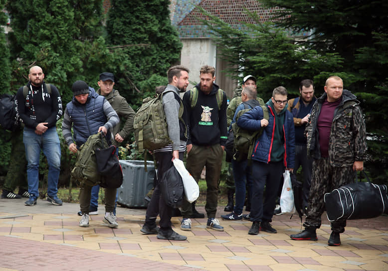 Проведение частичной военной мобилизации, объявленной президентом России Владимиром Путиным 21 сентября 2022 года. Жанровая фотография. Мобилизованные граждане и добровольцы, в предварительном пункте сбора, в городском культурно-досуговом центре, перед отправкой к местам службы.