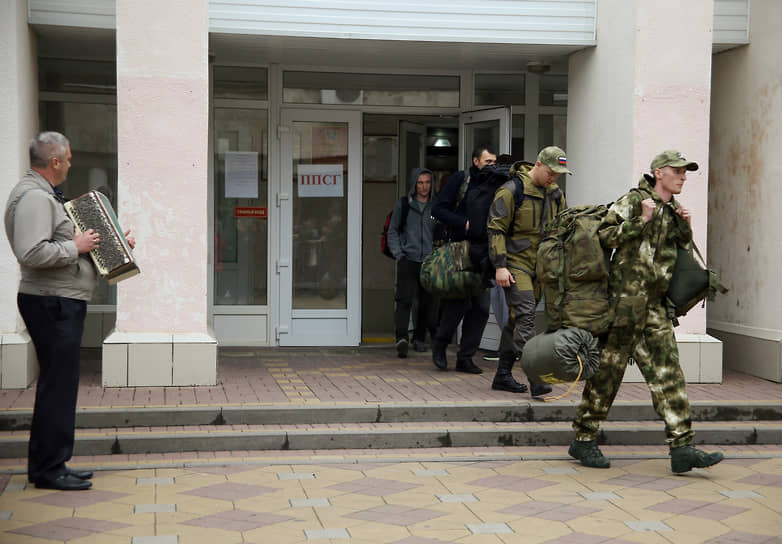 Проведение частичной военной мобилизации, объявленной президентом России Владимиром Путиным 21 сентября 2022 года. Жанровая фотография. Мобилизованные граждане и добровольцы, в предварительном пункте сбора, в городском культурно-досуговом центре, перед отправкой к местам службы.