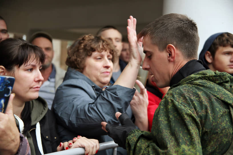 Проведение частичной военной мобилизации, объявленной президентом России Владимиром Путиным 21 сентября 2022 года. Жанровая фотография. Мобилизованные граждане и добровольцы, в предварительном пункте сбора, в городском культурно-досуговом центре, перед отправкой к местам службы. Провожающие во время прощания с мобилизованными.