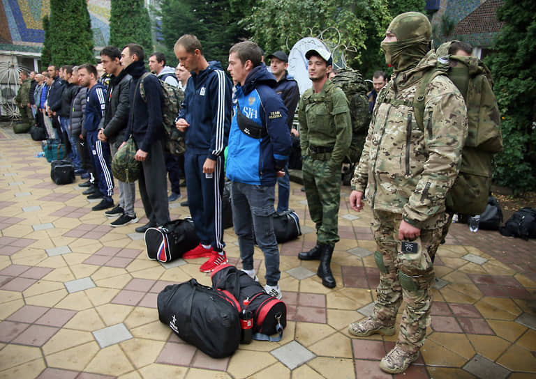 Проведение частичной военной мобилизации, объявленной президентом России Владимиром Путиным 21 сентября 2022 года. Жанровая фотография. Мобилизованные граждане и добровольцы, в предварительном пункте сбора, в городском культурно-досуговом центре, перед отправкой к местам службы. Построение у здания центра.