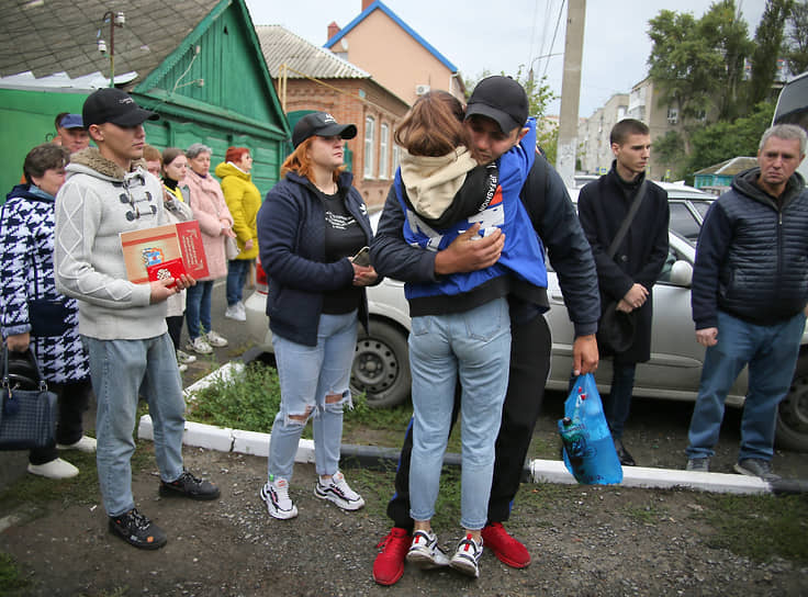 роведение частичной военной мобилизации, объявленной президентом России Владимиром Путиным 21 сентября 2022 года. Жанровая фотография. Мобилизованные граждане и добровольцы, в предварительном пункте сбора, в городском культурно-досуговом центре, перед отправкой к местам службы. Провожающие во время прощания с мобилизованными.