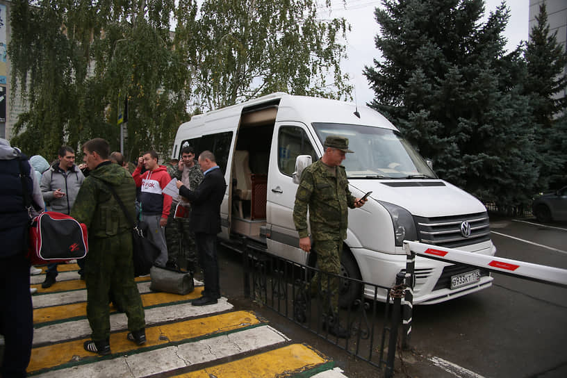 Проведение частичной военной мобилизации, объявленной президентом России Владимиром Путиным 21 сентября 2022 года. Жанровая фотография. Мобилизованные граждане и добровольцы, в предварительном пункте сбора, в городском культурно-досуговом центре, перед отправкой к местам службы.