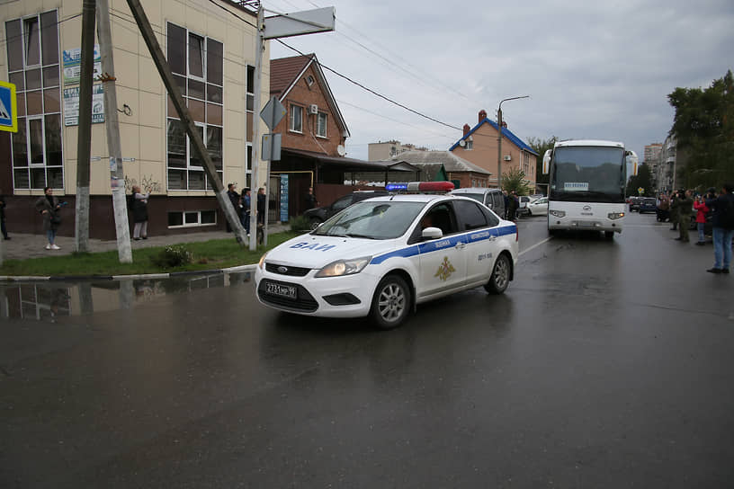 Проведение частичной военной мобилизации, объявленной президентом России Владимиром Путиным 21 сентября 2022 года. Жанровая фотография. Мобилизованные граждане и добровольцы, в предварительном пункте сбора, в городском культурно-досуговом центре, перед отправкой к местам службы.