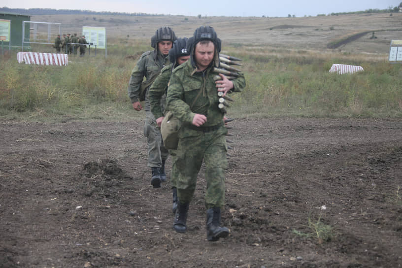 Граждане, призванные из запаса в рамках частичной мобилизации, и добровольцы во время боевого слаживания в составе воинских подразделений на полигоне в Ростовской области.