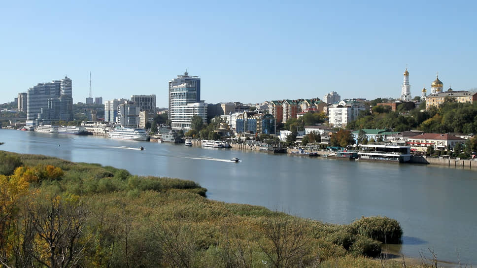 Расположившийся вдоль реки Ростов как будто парит над водой.