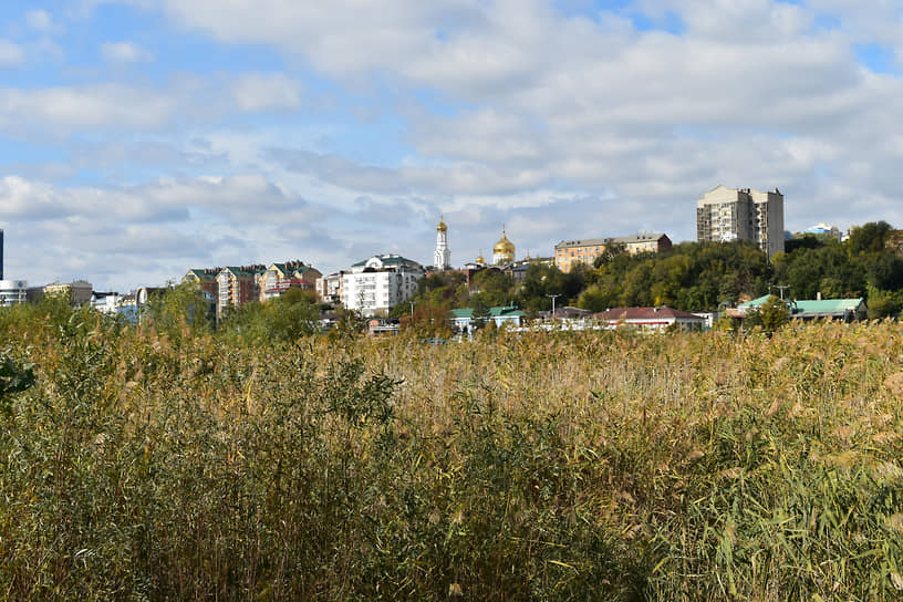 Сияющий на солнце купол собора Рождества Пресвятой Богородицы виден издалека на фоне огромного неба.