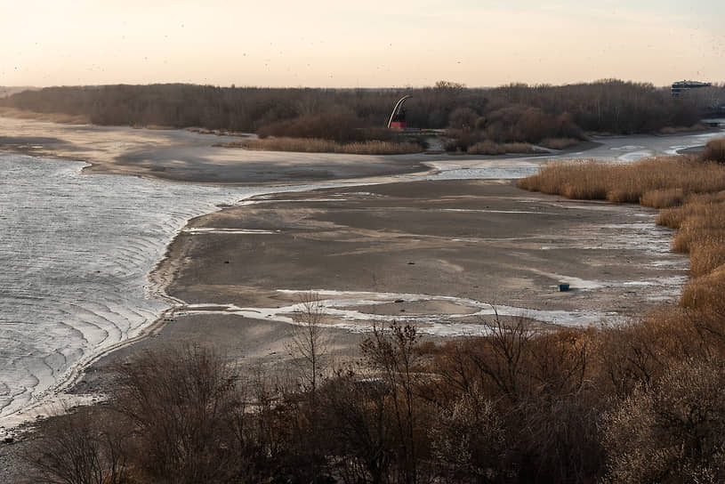 Из-за сильного ветра критически упал уровень воды в водоемах Ростовской области. Низкие уровни воды зафиксированы у Азова, а также на участке Аксай-Ростов-на-Дону.