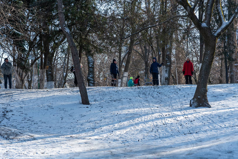 Резкое похолодание и снег в городе.